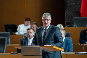 Poklukar uspešno prestal še drugo interpelacijo