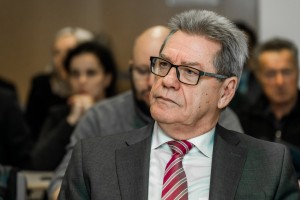 Referendum: ustavni pravniki se strinjajo, da je vprašanje nejasno in zavajajoče