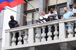 Zoran Janković mahal z balkona, mularija pa zmedena: »Kdo je ta tip poleg Speeda?«