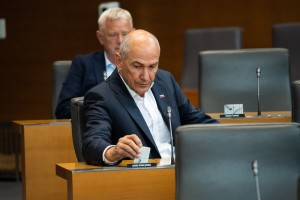 Anketa: eni lovijo Janšo, drugi se borijo za preživetje