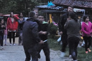 Šok v romskem naselju: grozil, da bo človeka ustrelil v glavo, policija pa ... nič? (FOTO)