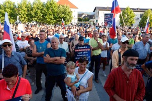 Med Dolenjci vre: več kot tisoč ljudi na shodu proti nasilju Romov