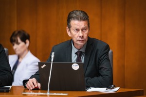 Nov zaplet na preiskovalni komisiji o Gen-I, Star Solarju in Gibanju Svoboda