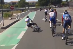 Pogačar šokiral s padcem, takšne so posledice (VIDEO)