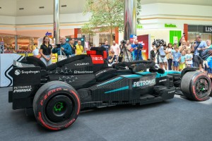 Sredi Cityparka LEGO dirkalnik Formule 1 v naravni velikosti