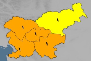 Arso zagnal alarm: v teh delih Slovenije danes nevarnost neviht s točo