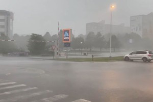 Poglejte divjanje nevihte na Vrhniki in v Ljubljani (VIDEO)