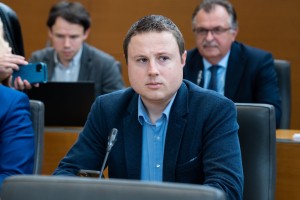 Kako je Žan Mahnič parlament degradiral na raven najzakotnejše beznice