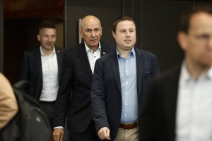 Janez Janša! Ne igraj se s temi stvarmi in ne podpiraj takšnih neumnosti!