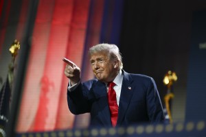 Donald Trump je bil obveščen, da je v dosjejih pedofila Epsteina