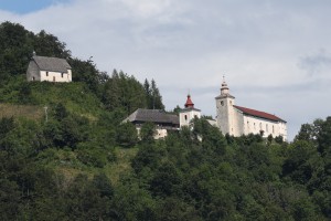 Sveti Primož nad Kamnikom: romanje do cerkve – in šanka