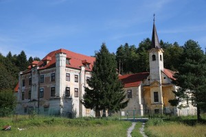 Milijonsko premoženje Opus Dei v Sloveniji: dvorec in vile na elitnih lokacijah