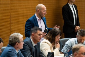 Se bo Vrtovec zaradi kazenske ovadbe umaknil iz boja za vodenje NSI?