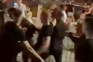 Stanje brutalno pretepenega Tea se je poslabšalo, napadalci v priporu
