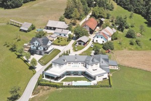 Naj povem znesek, kakšna je cena, da bomo nehali pisati o njenih poslih (KOLUMNA)