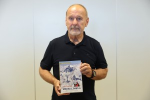 Viki Grošelj s knjigo o vzponu, ki je Slovenijo naredil za alpinistično velesilo