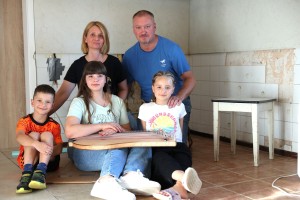 6-članska družina je dve leti po poplavah še vedno brez doma, dobre ljudi prosijo za pomoč