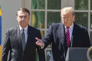 Trump zaveznika Bolsonara rešuje s carinskim pritiskom na Brazilijo