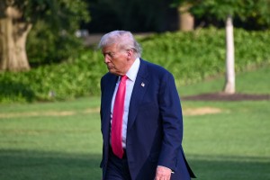 Škandal, ki razžira mojstra škandalov: Kje so Epsteinovi dosjeji, je besna Trumpova baza