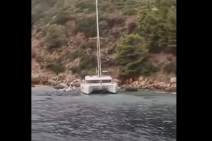 Poglejte, kako je pri Visu nasedla jadrnica (VIDEO)