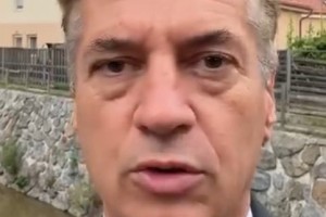 Blamaža Janševih propagandistov: umetna inteligenca se laže o Golobu