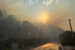 Med Splitom in Omišem divja požar, zaprli del jadranske magistrale