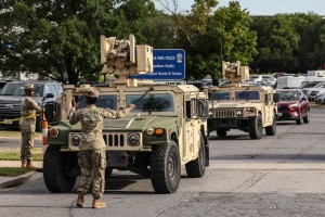 Nacionalna garda z oklepniki patruljira po Washingtonu