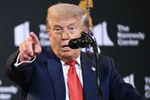 Trump žuga Putinu in omenja možnost tristranskega srečanja z Zelenskim
