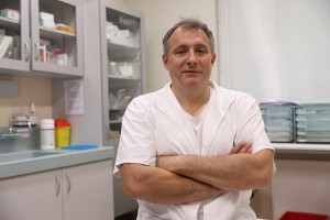 Brecelj sesul nesposobne in podkupljene direktorje ter razkril, komu ne bi zaupal niti kurnika!