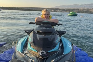 Nataša Pirc Musar šiba kot sneta sekira: na skuterju ali s helikopterjem čez državo (FOTO)