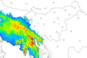 Arso zagnal alarm: približuje se nam supercelična nevihta s točo!