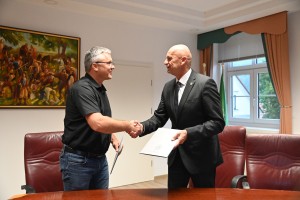 Podpisana pogodba za postavitev sončnih elektrarn na OŠ Adama Bohoriča Brestanica in telovadnici OŠ Leskovec pri Krškem