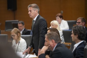 Bilanca Roberta Goloba: past nizke rasti in visoke javne porabe