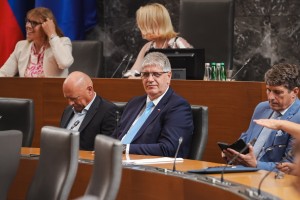 Čaka Poklukarja še tretja interpelacija?
