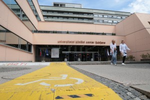 Grozljive razmere v UKC Ljubljana: starostniki na urgenci čakajo 10 ur, obravnavajo jih kar na hodniku!