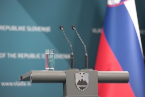 Politika se dela pod mizo po gostilnah, ne na vladi in v parlamentu (KOMENTAR)