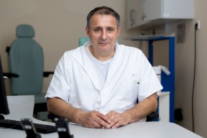 Na inštitutu je zaposlen nekdo, ki išče karkoli za postopek proti meni