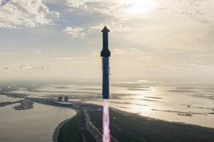 Največja raketa na svetu poletela v vesolje in padla v Indijski ocean (VIDEO)