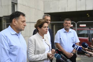 Aleluja! Med možnimi rešitvami za zastoje dvosmerni promet proti Razdrtemu
