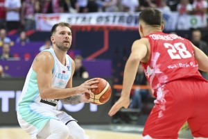 Slovenci Eurobasket začeli s porazom: domačini Poljaki premočni