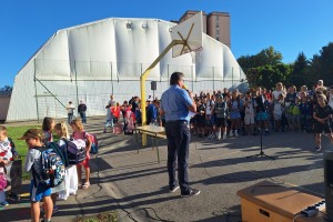 Župan Ivan Molan prvi šolski dan preživel s prvošolci na OŠ Brežice