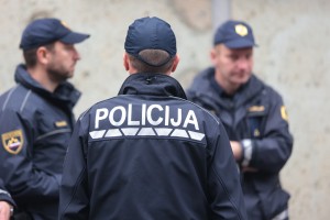 V Radovljici in na Bledu več primerov napada na policiste