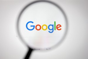 Sodnik v protimonopolni tožbi ni odredil razbitja Googla