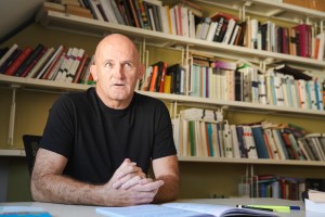 Klepec: Janšo nenehoma srbijo prsti – v želji po nenehni prisotnosti v javnosti je nekaj globoko nasilnega, že kar bolnega
