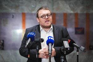 Če ne zna in ne zmore, naj gre, pozivajo ministra Maljevca