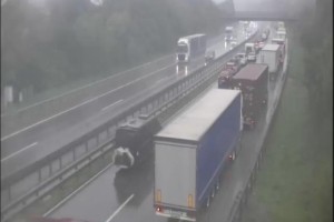 Prometni kolaps na primorski avtocesti: proti Ljubljani enourna zamuda