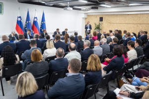 Vlada obisk sklenila na Razvojnem centru Novo mesto