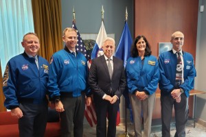 Sunita Williams in astronavti na obisku na ambasadi