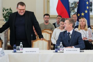 Golob naj udari po mizi in naredi red na ministrstvu Simona Maljevca!