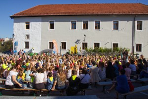 Parkirišče pri Črnomaljskem gradu postalo igrišče